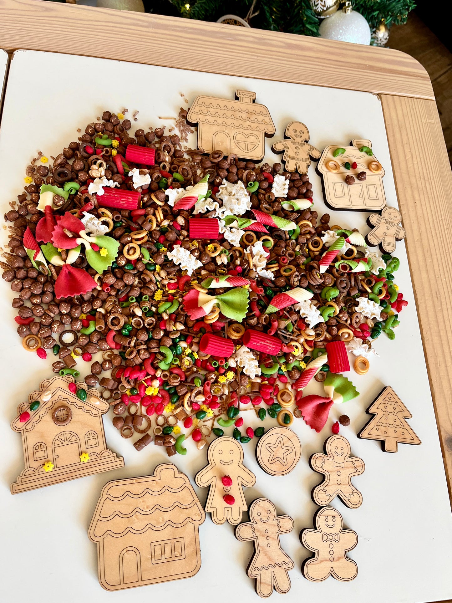 Gingerbread + Christmas Treats Fun Filler Sensory Kit with 10 Wood Parts